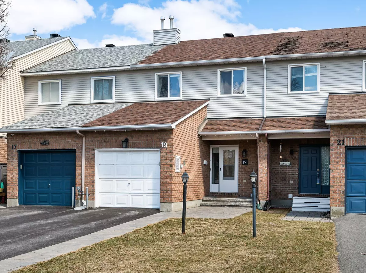 Barrhaven, ON K2J 4A4,19 Armadale CRES