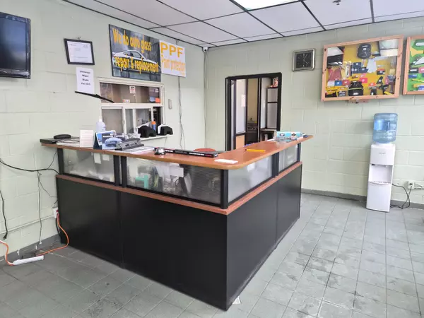 Vaughan, ON L4K 4H8,8600 Keele ST #9-10