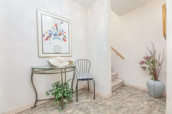 Toronto W09, ON M9R 2R9,11 Wincott DR #907