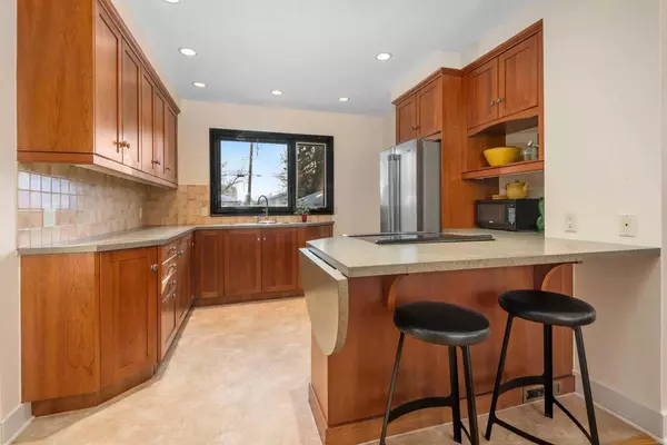 Calgary, AB T2E 1P4,421 19 AVE NE