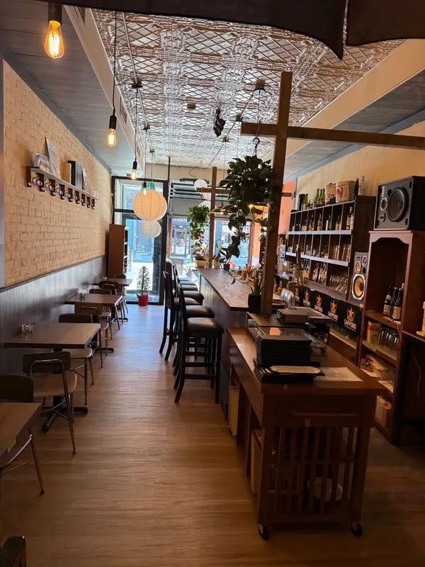 Toronto C01, ON M6G 1B4,598 College ST S