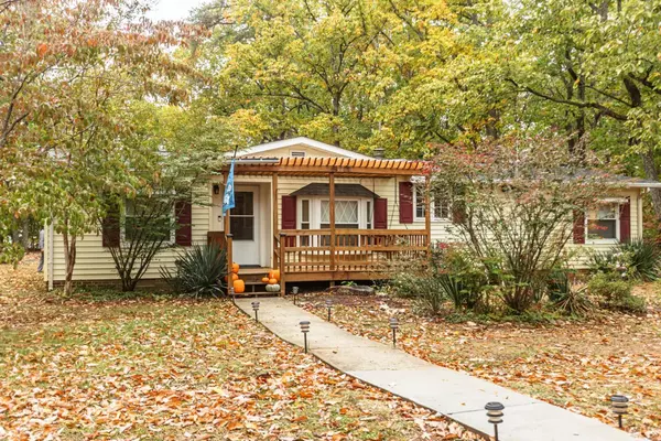 301 Log Cabin RD, Appomattox, VA 24522