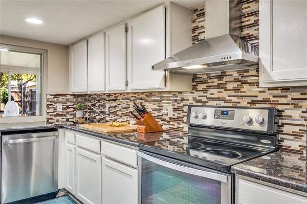 8511 Londonderry Lane,  Dallas,  TX 75228