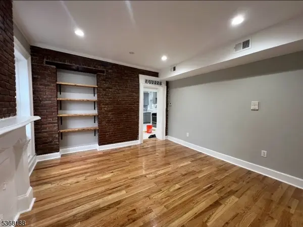 Newark City, NJ 07102,8 Elm St