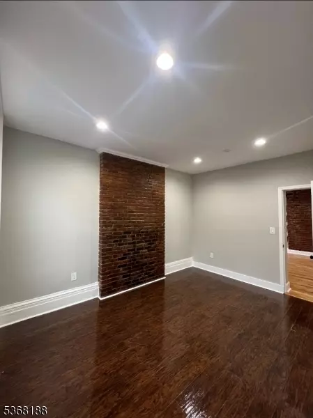 Newark City, NJ 07102,8 Elm St