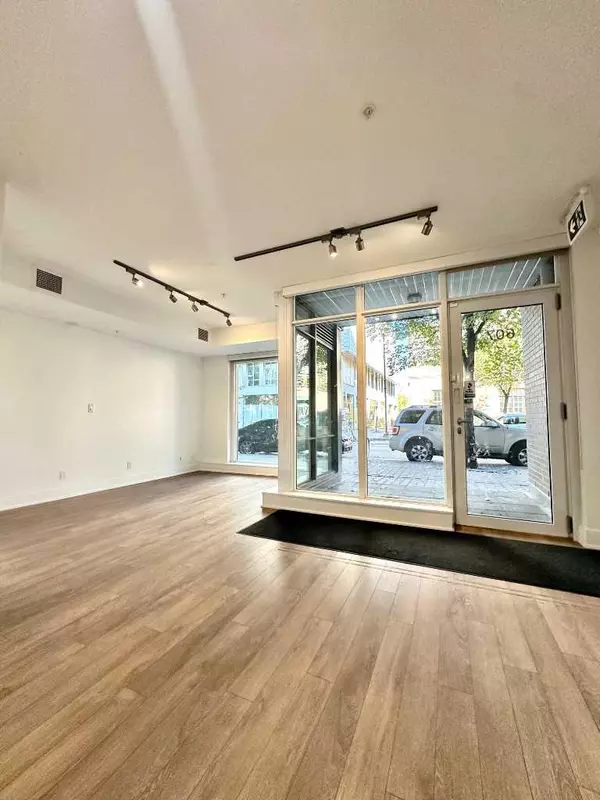 Calgary, AB T2G 1C3,607 Confluence WAY SE