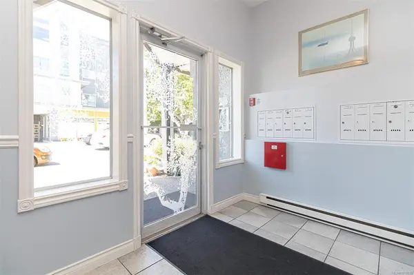 Sidney, BC V8L 3A3,9717 Third St #204