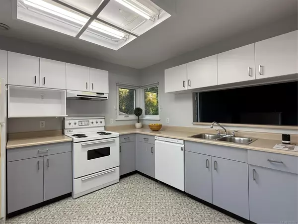 Saanich, BC V8Z 6W7,4120 Interurban Rd #17