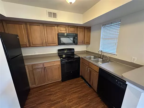 Dallas, TX 75243,9831 Walnut Street #P211