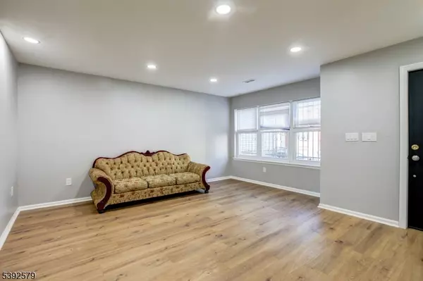 Newark City, NJ 07103,284 S 6th St