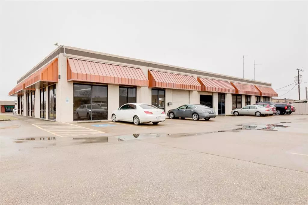 Pantego, TX 76013,2321 W Arkansas Lane #100