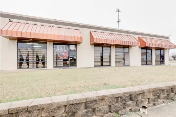 Pantego, TX 76013,2321 W Arkansas Lane #100