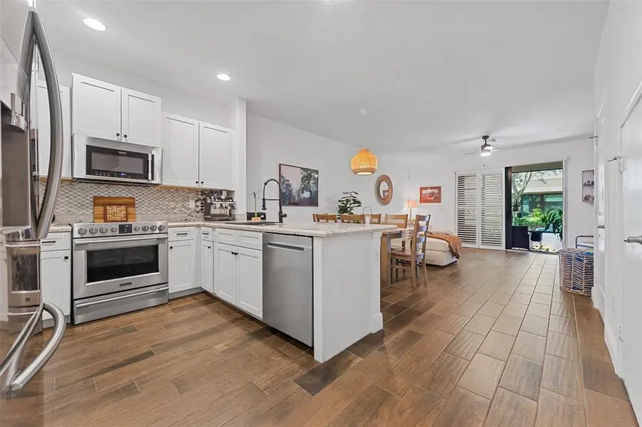 4222 E Dixie Hwy #82, Oakland Park, FL 33334