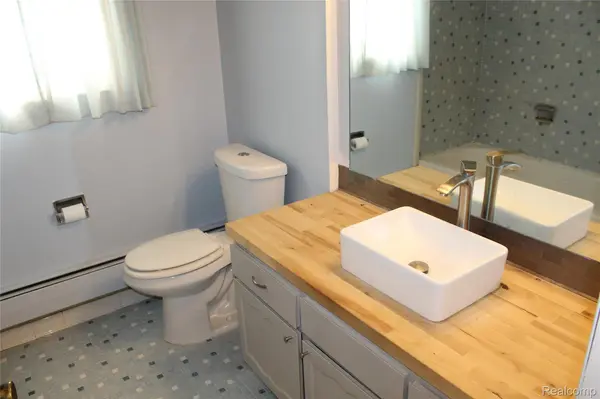 Redford, MI 48240,26309 W 7 MILE RD