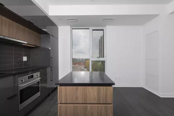 Toronto C02, ON M6C 1C5,185 Alberta AVE #607