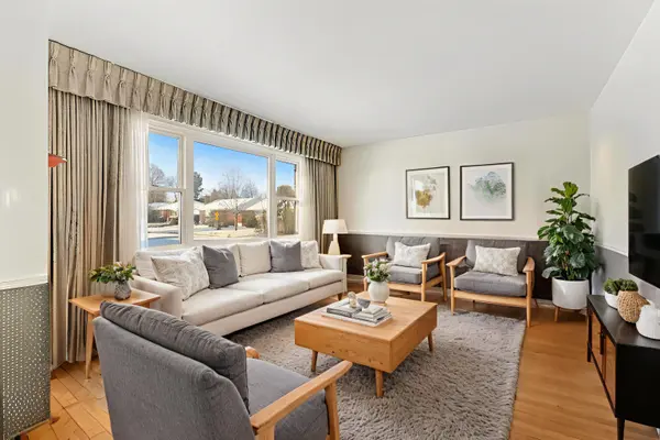 Elmvale Acres And Area, ON K1G 2M8,2023 Vincent ST