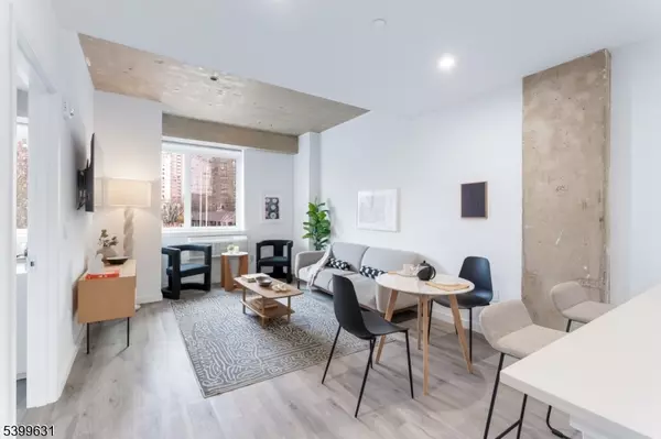 Newark City, NJ 07102,10 Commerce Ct #2J