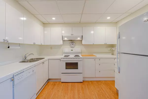 Barrie, ON L4M 5L6,181 Collier ST #803