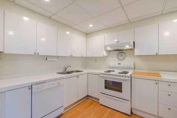 Barrie, ON L4M 5L6,181 Collier ST #803