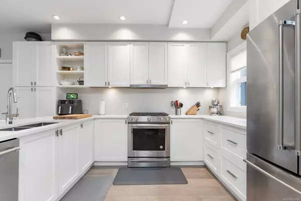 Sidney, BC V8L 2V8,9889 Seventh St #7