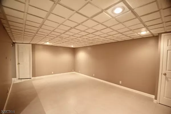 Mountainside Boro, NJ 07092,1450 Deer Path