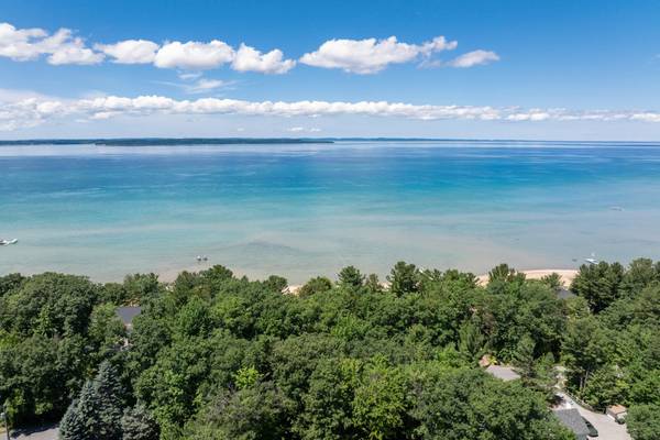 5196 MacKenzie DR, Kewadin, MI 49648