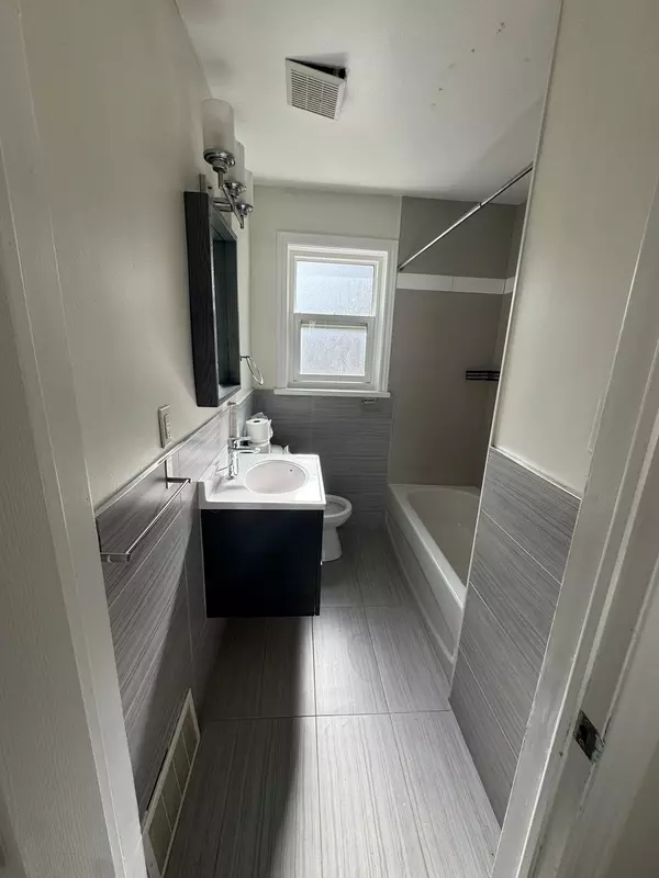 Oshawa, ON L1G 5Y4,97 Central Park BLVD N #Upper,