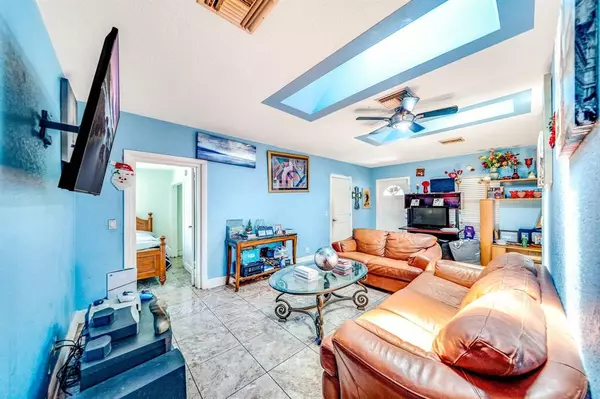 Lantana, FL 33462,907 W Bloxham Street