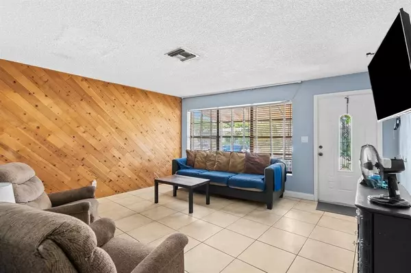 2741 NE 8th Ave, Pompano Beach, FL 33064