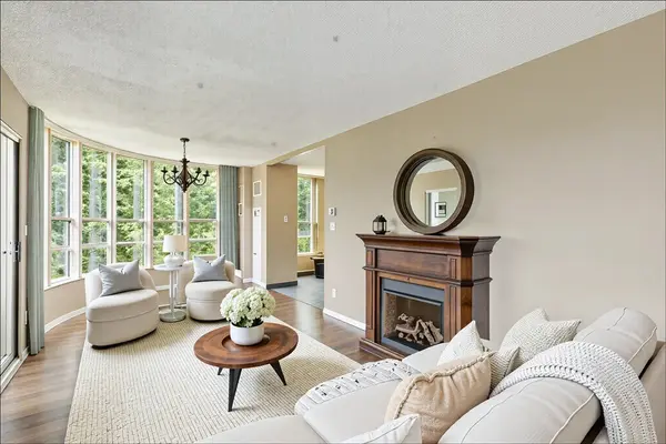 Markham, ON L3T 7N3,7905 Bayview AVE #222