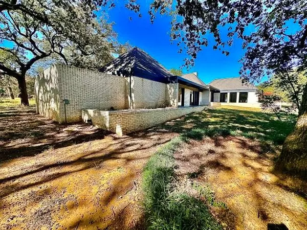 De Leon, TX 76444,424 S Comanche Drive