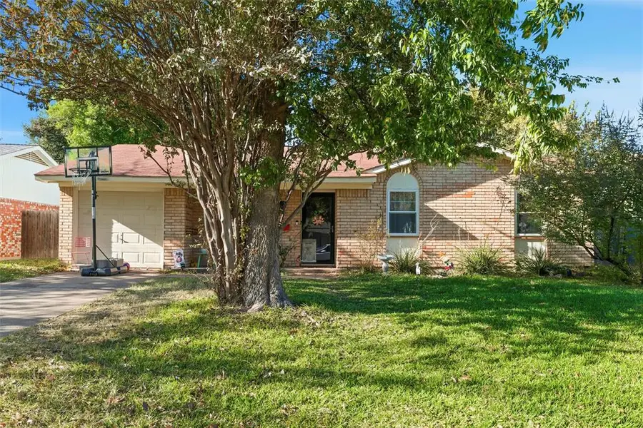 562 W Ferndale Lane, Grand Prairie, TX 75052