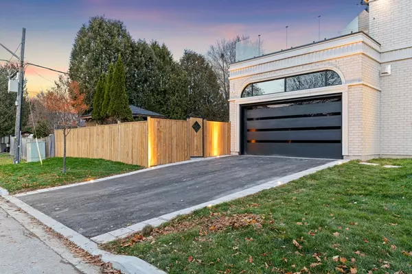 Aurora, ON L4G 1Y5,52 Child DR