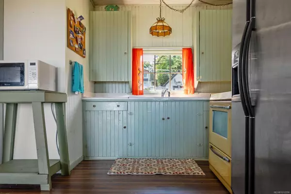 Comox, BC V9M 4B4,1838 Astra Rd