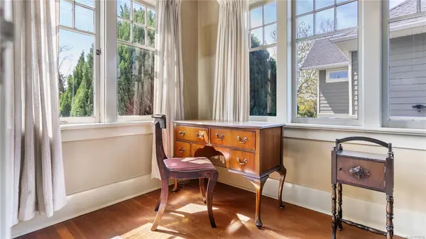 Victoria, BC V8V 3E1,1296 Richardson St