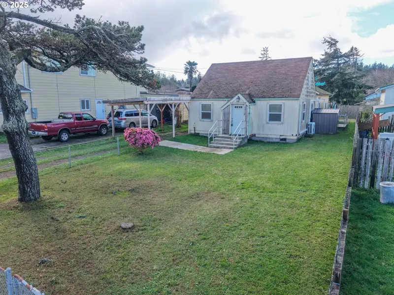 2518 PACIFIC AVE, North Bend, OR 97459