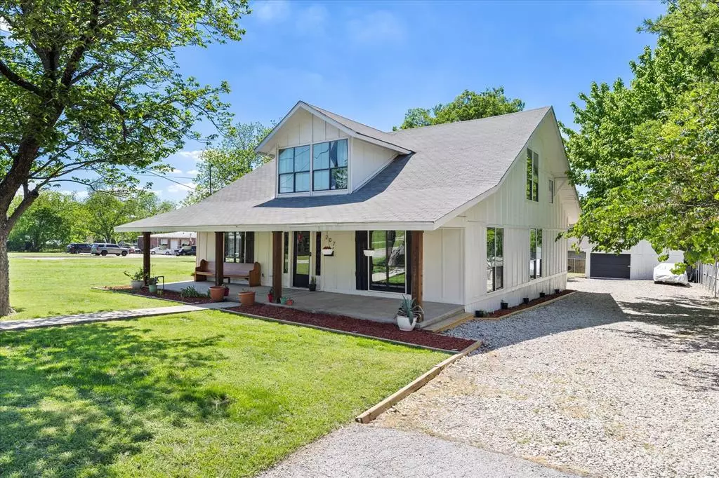 Farmersville, TX 75442,207 N Main Street