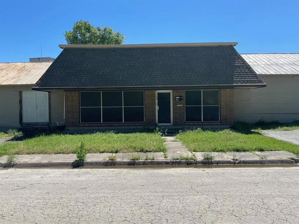 Gainesville, TX 76240,517 E Broadway Street #304