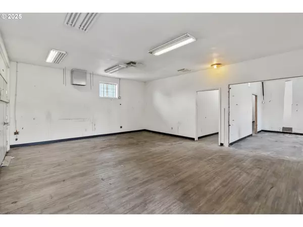 Eugene, OR 97402,3195 Meadow LN