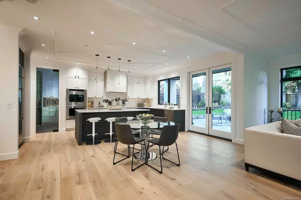 Oak Bay, BC V8S 3E3,2314 Windsor Rd