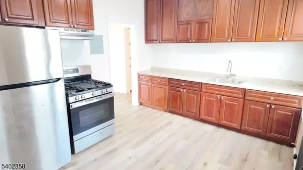 Newark City, NJ 07112,65 Summit Ave #2