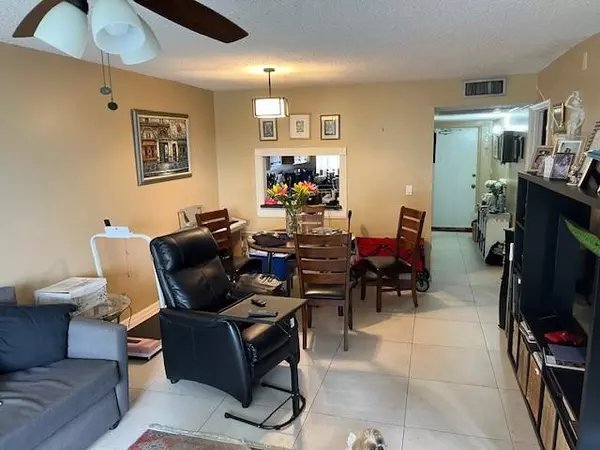 Davie, FL 33324,9330 Lagoon Pl #406