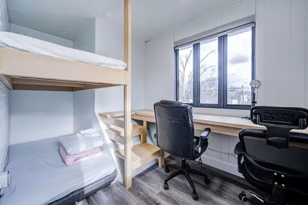 Toronto W01, ON M6R 2C6,5 Sorauren AVE #6