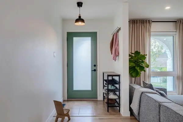 Calgary, AB T2J2H3,1240 Mapleglade CRES SE