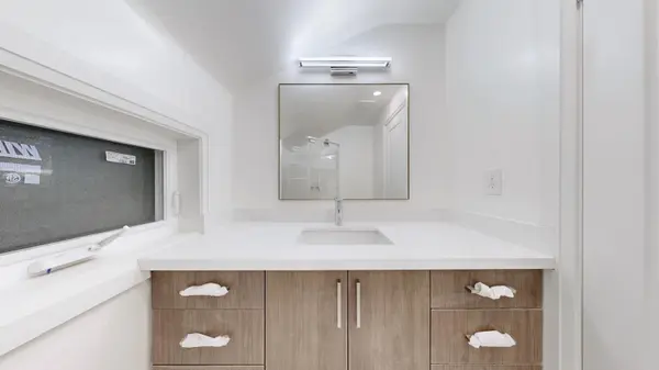 Toronto E10, ON M1C 1C7,61 Gladys RD #unit 3