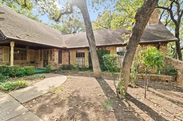 5804 Azteca Drive,  Fort Worth,  TX 76112