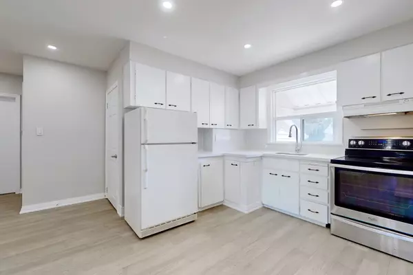 Richmond Hill, ON L4C 1B7,438 Centre ST E