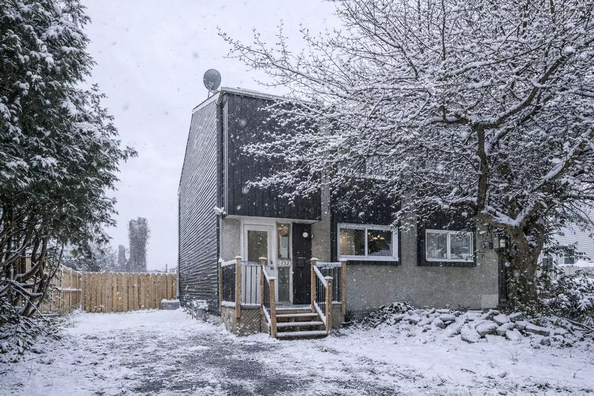 Cyrville - Carson Grove - Pineview, ON K1J 8E4,1432 Leigh CRES