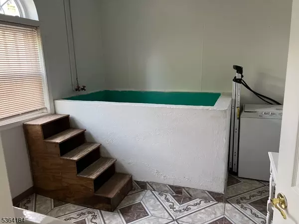 Newark City, NJ 07107,52 Gray St