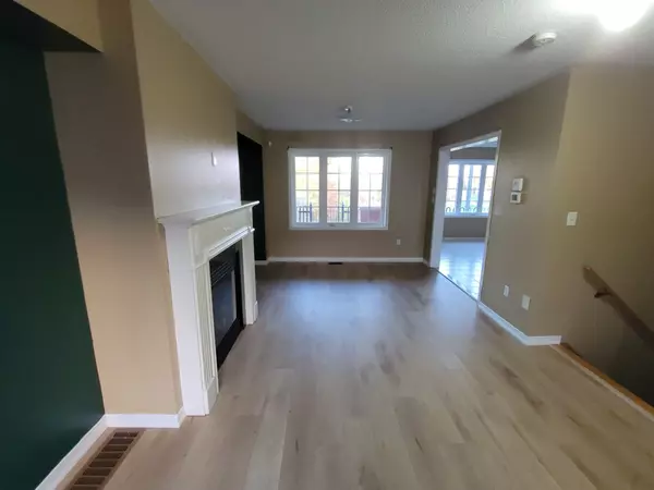 Oakville, ON L6M 0R3,3045 Gladeside AVE #2